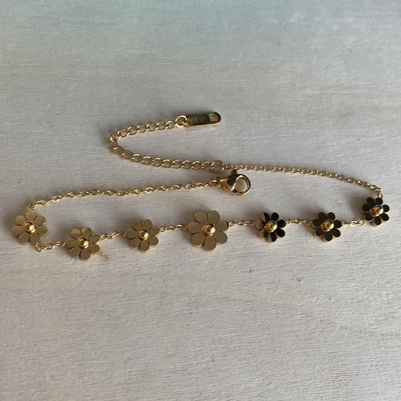 Daisy Linked Anklet - Picture 3 of 5